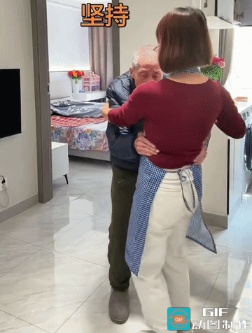 保姆带老爷子“运动”，细节暖哭全网！儿子说，家里小保姆天天陪老爷子跳舞锻炼