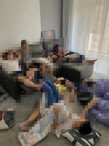 一家七口奔赴西安旅游，在亲戚家里一连住了整整六天，临走前还备好了礼品和红包，自认