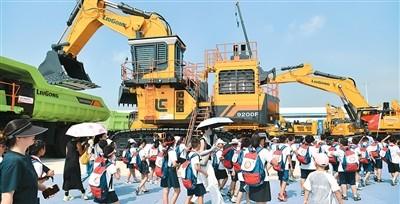 柳州工厂游火了，车间比景区还挤，这到底图啥？最近去螺蛳粉厂看了趟，人真多，排队