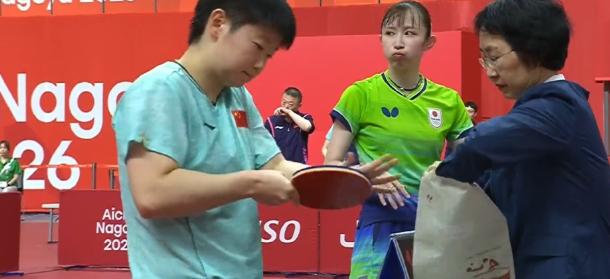 笑死我了！亚运会女团决赛第一盘，早田希娜1比3输给了孙颖莎。输球的瞬间，她没