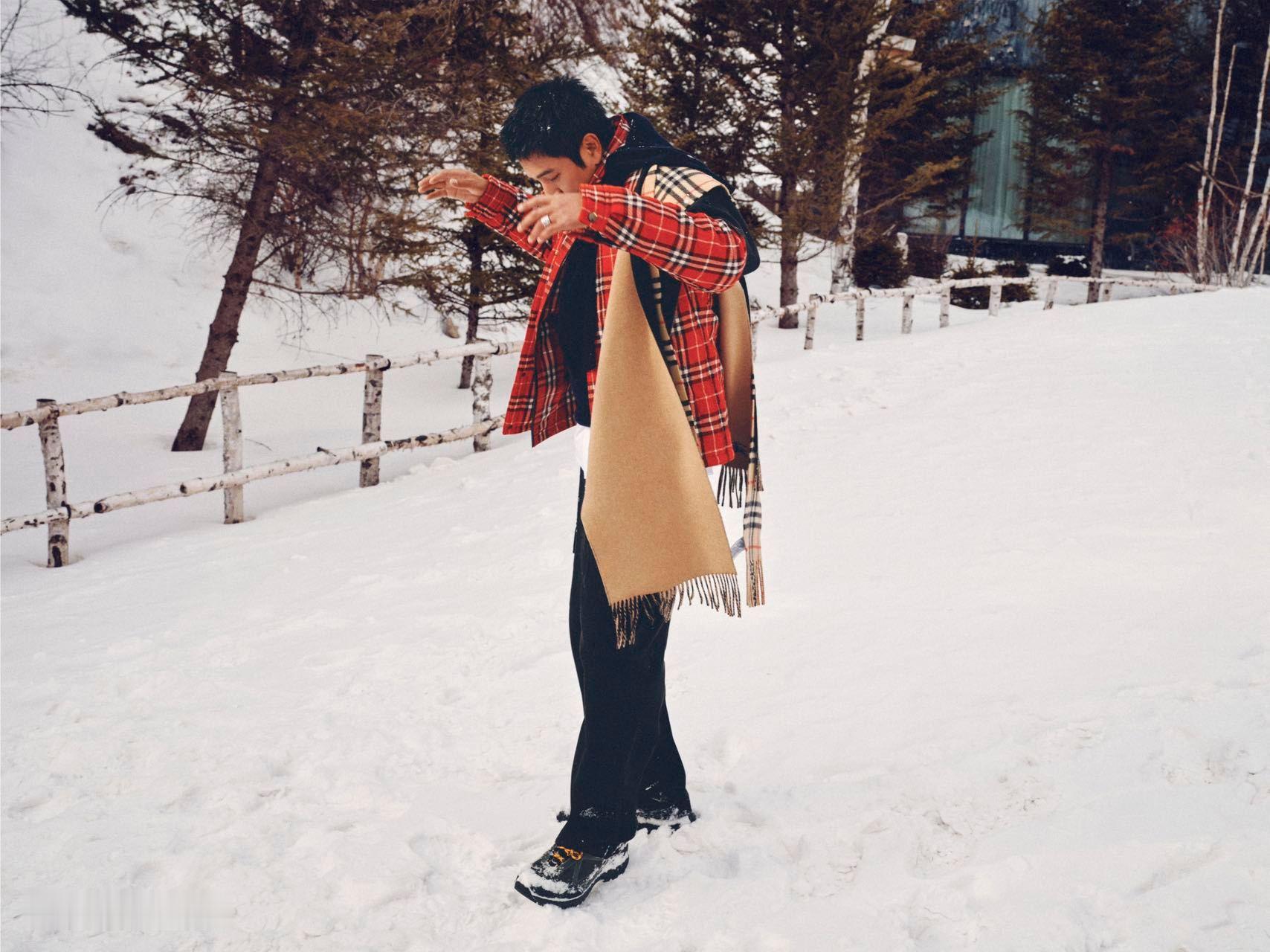 陈坤生日刊封面雪地光影间，陈坤以经典格纹碰撞冬日质感，眼神深邃，生日刊尽显与生