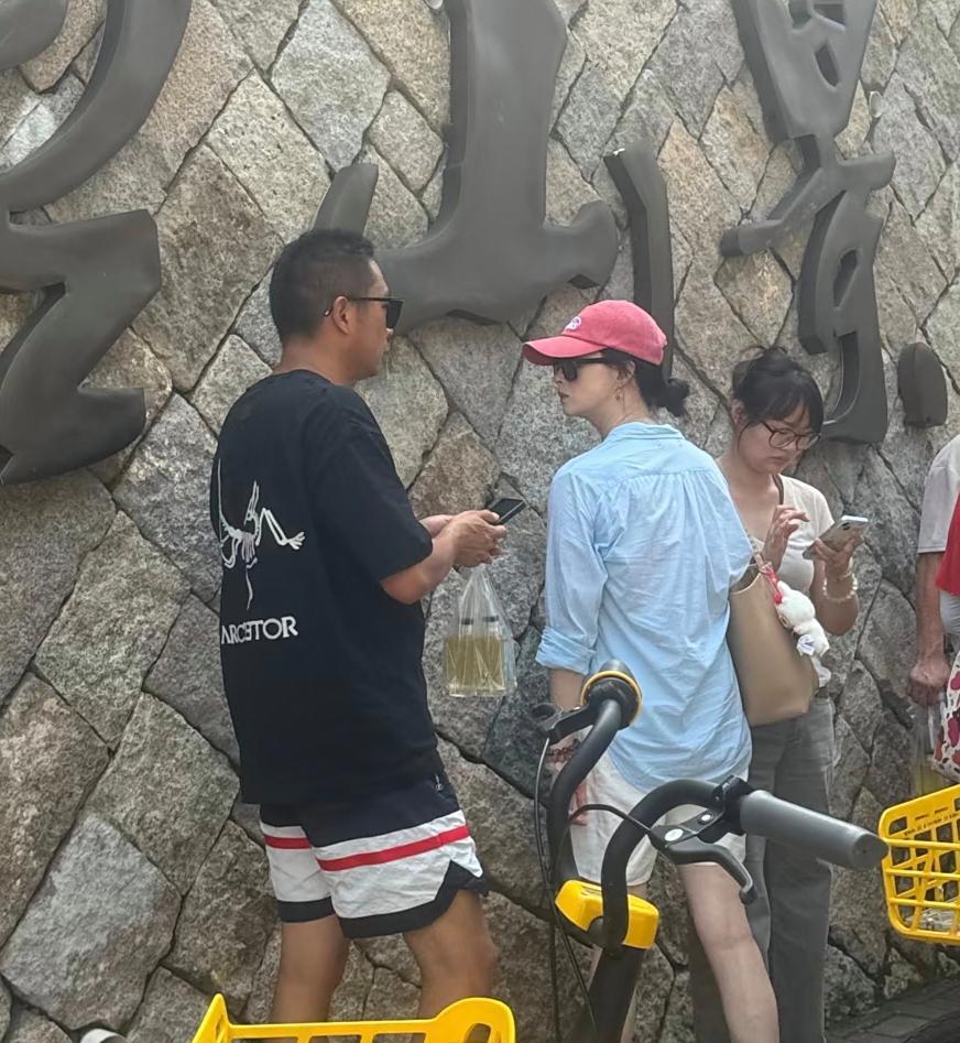 蒋欣在福建街头被偶遇，她现在看着好瘦，两条腿很细，皮肤白到发光，状态太好了！女明