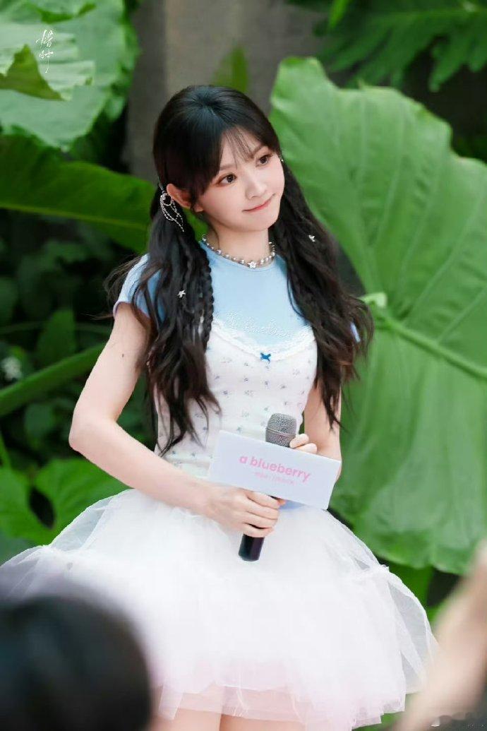 田曦薇双马尾造型好甜，垂耳兔好有元气！看完干啥都有劲了！