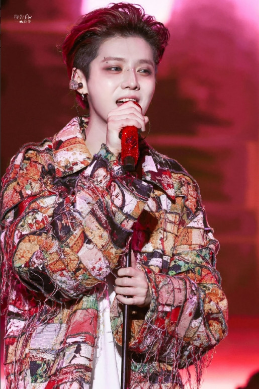 鹿晗出道多年，虽然演技不行，但是在2件事上却一直没有亏待过他的粉丝。第一件事