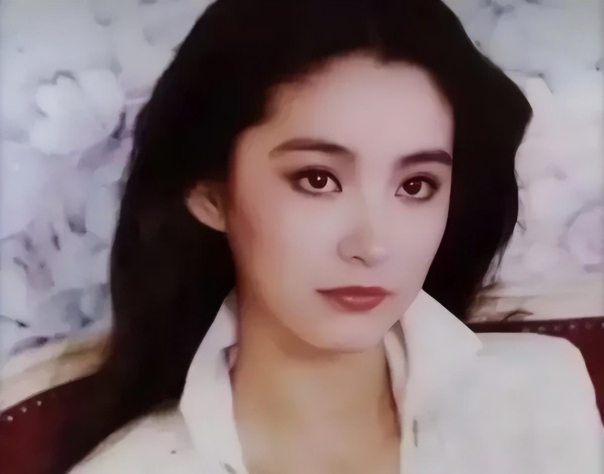 1973年，26岁已婚的秦汉爱上了18岁的林青霞，怀孕8个月的妻子邵乔茵心痛不已
