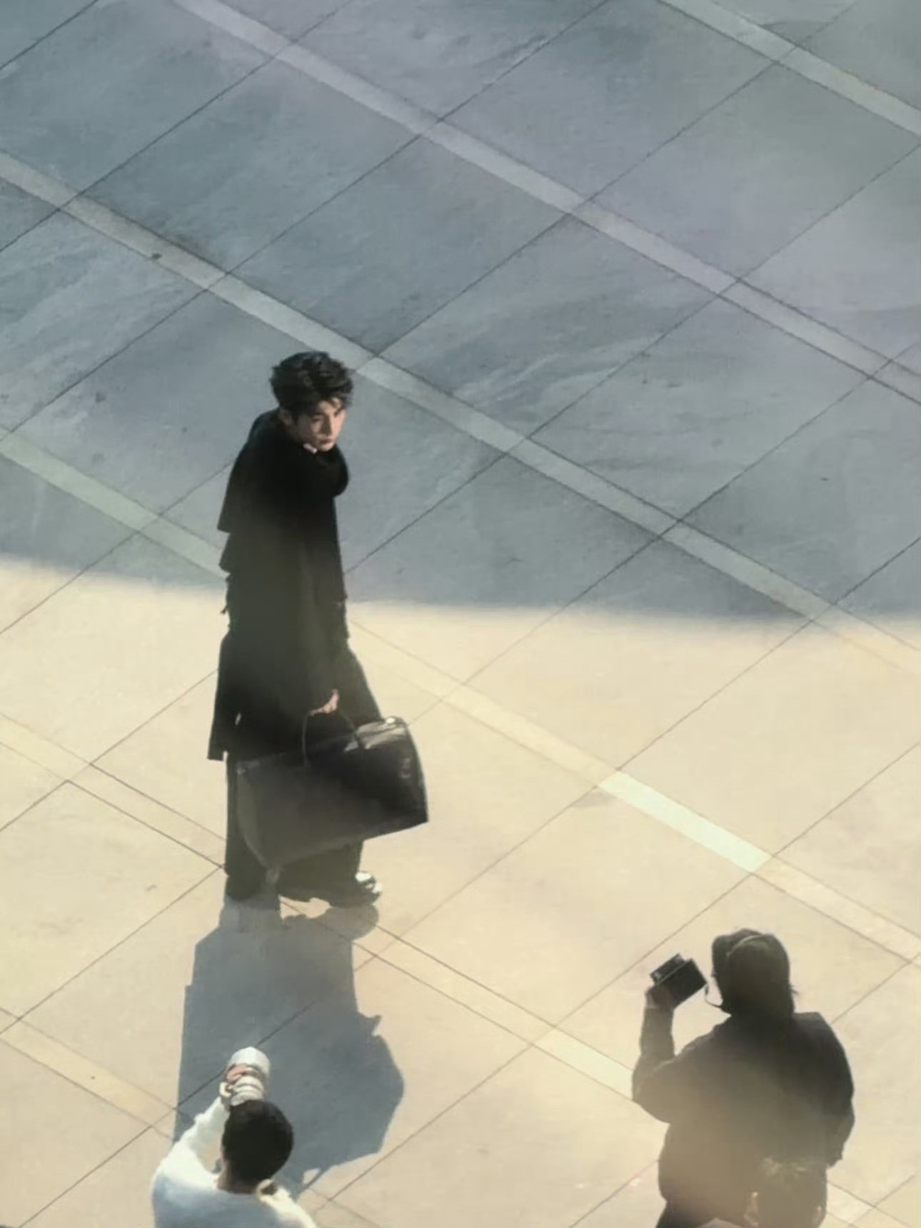 张凌赫在我们公司楼下拍广告张凌赫这黑大衣一穿，直接帅惨了啊！！