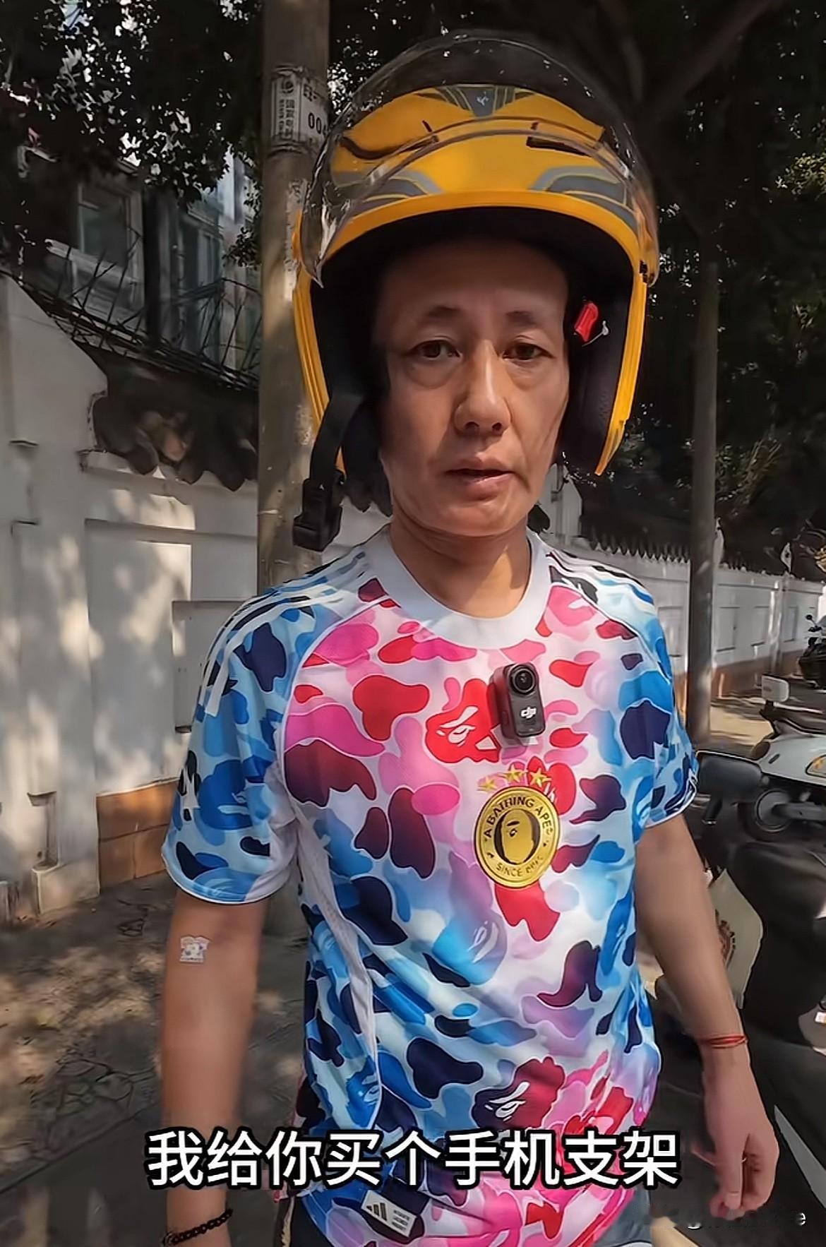 8月21日，赵露思爸爸户外拍短视频，把手机架在路边车上，一个转身，车开走了，赵露