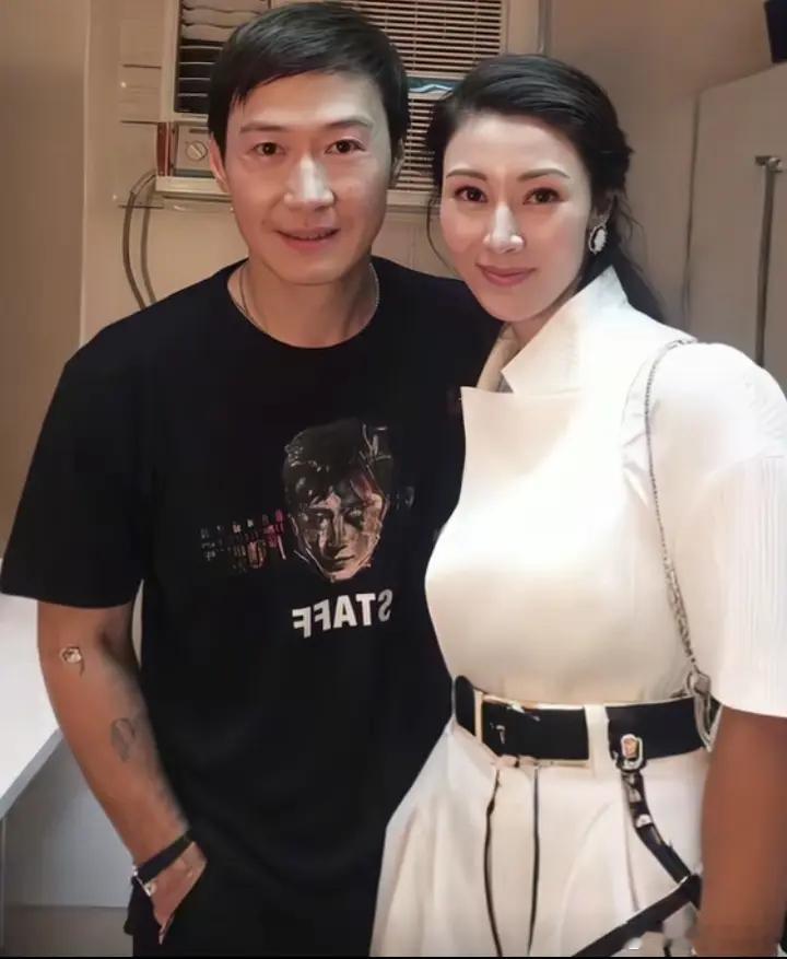 年轻时的黎明与李嘉欣的一张留影，两人的颜值堪称完美