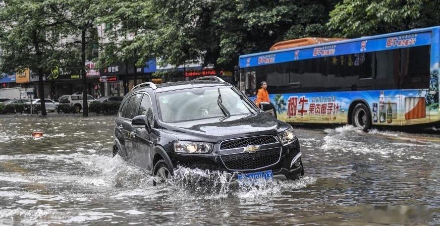 涉水不等于能玩水！注意，新能源SUV涉水深度参数背后的“小字”很多人对新能源车涉