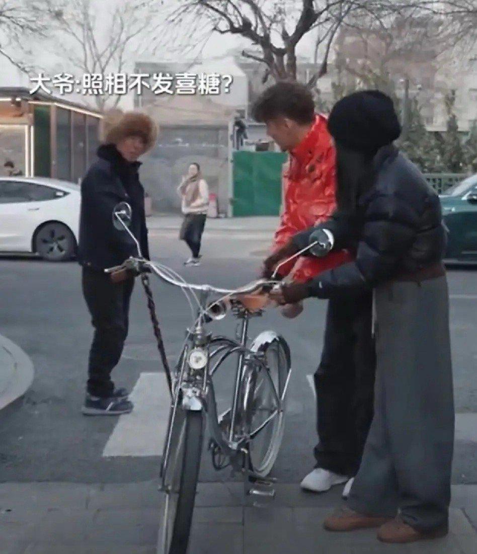 瞿颖：刚才有位大爷冲我们喊“照相不发喜糖？”，你说他是不是在调侃咱们俩啊？胡