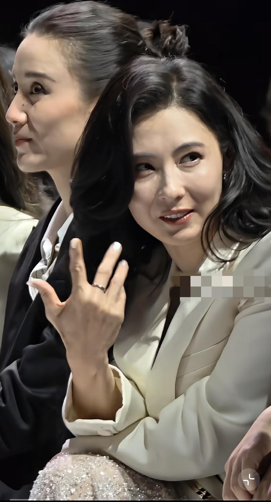 9月5日，张柏芝与宋佳一起在北京参加时装周活动，张柏芝被宋佳比下去了，还是宋佳皮