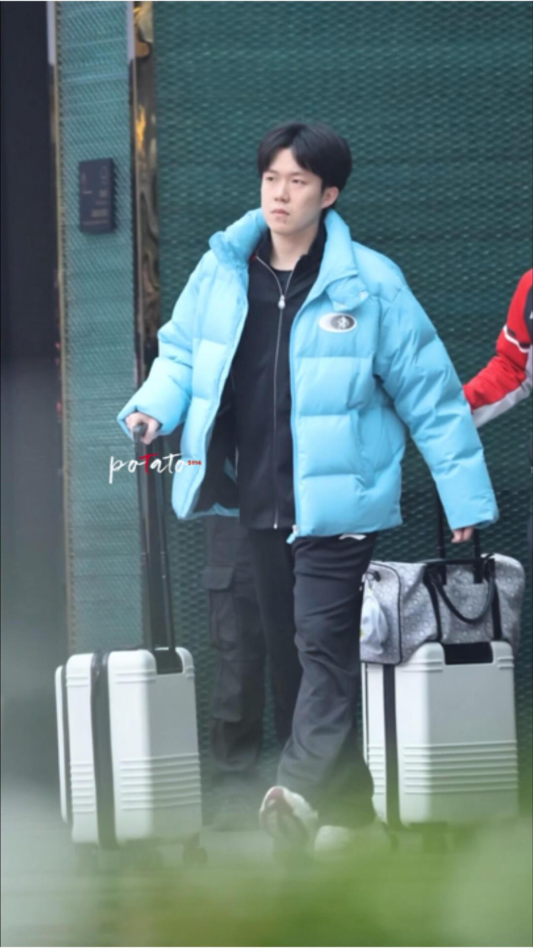 蓝色的奶团子，穿啥都有气质，看到这样鲜艳的颜色，楚钦好可爱，后面牛牛跟着，这哥俩