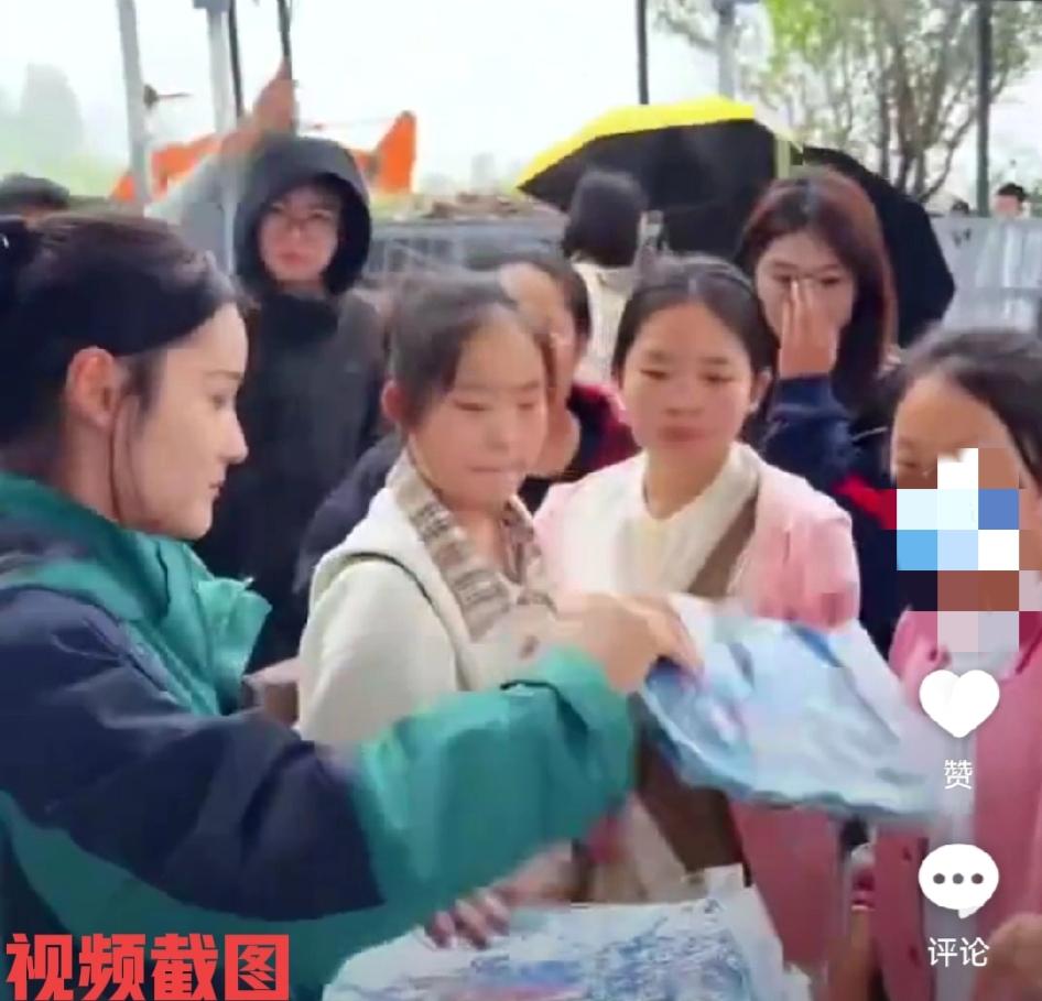 国庆中秋假期河南秋雨连绵。在河南新乡宝泉景区为了照顾到游客的游玩心情，景区准