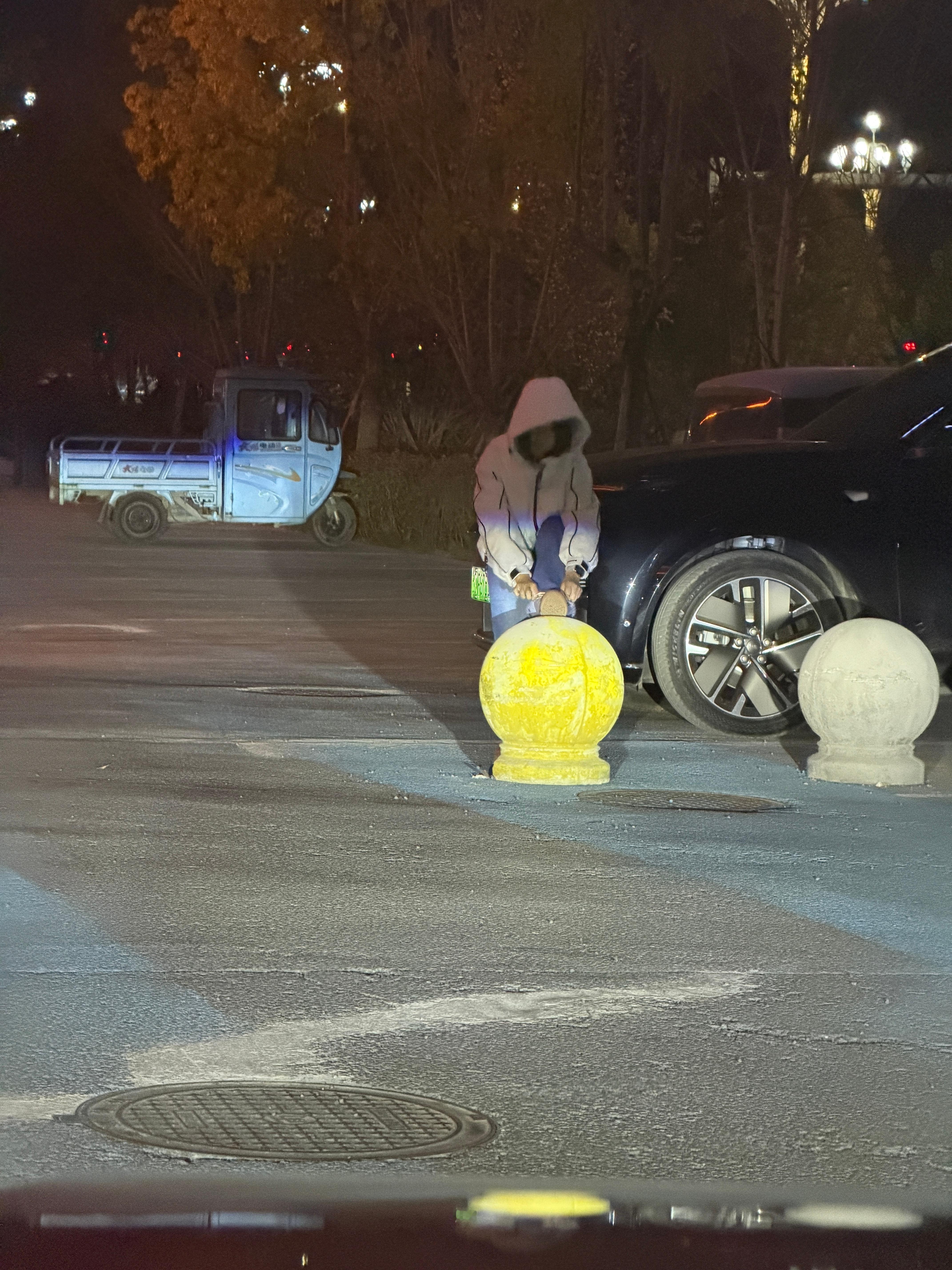 有没有人知道这个石墩子有多重？李老师大力出奇迹