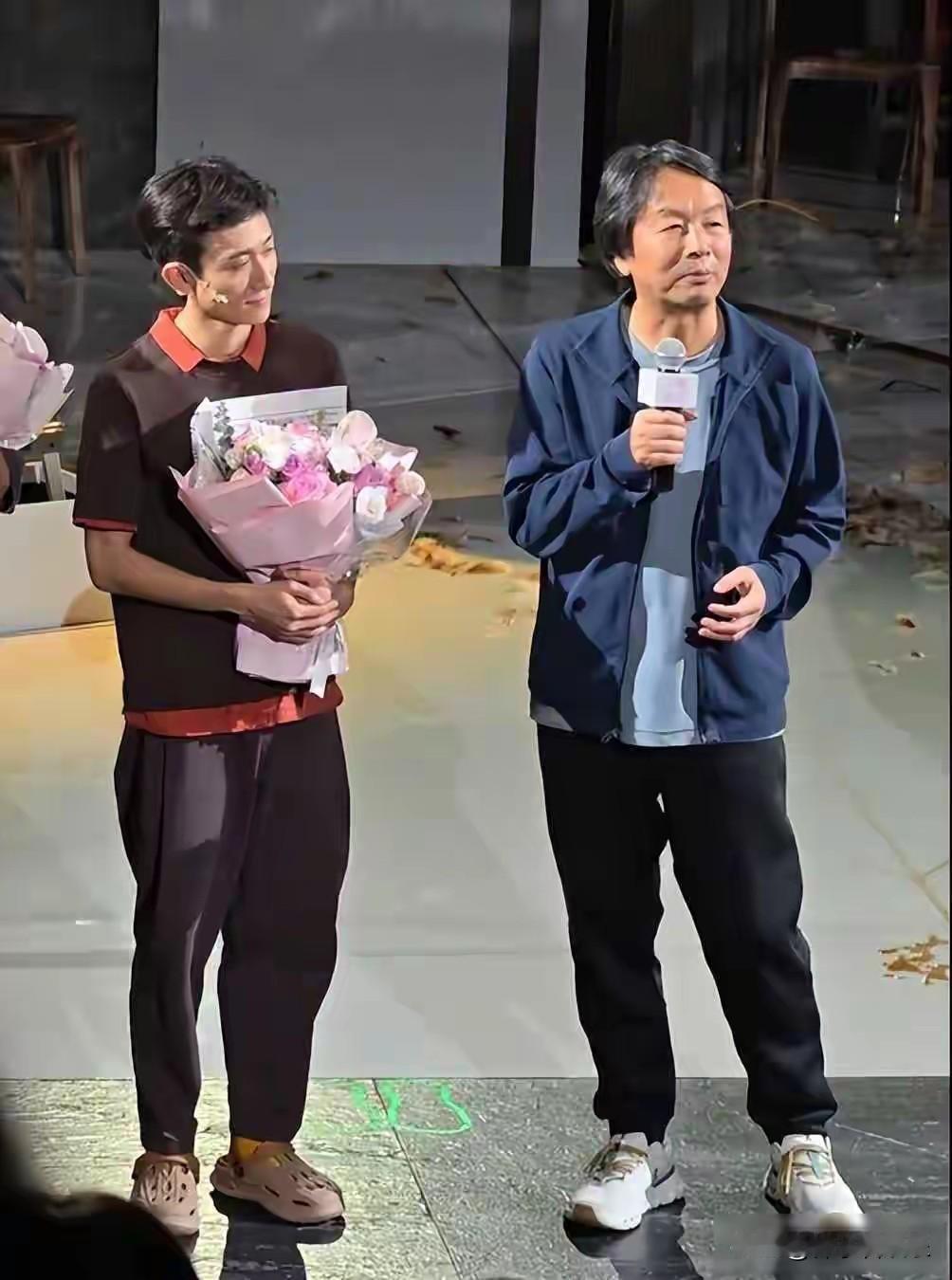 2025年12月17日，北京国剧盛典红毯上，33岁的张一山以一身黑色亮钻西服惊艳