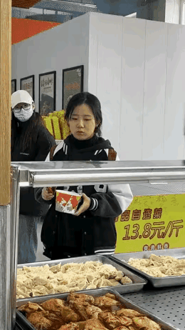 女孩思索许久，做了一个艰难的决定。​​​有网友评论说：​1，只要不是价格