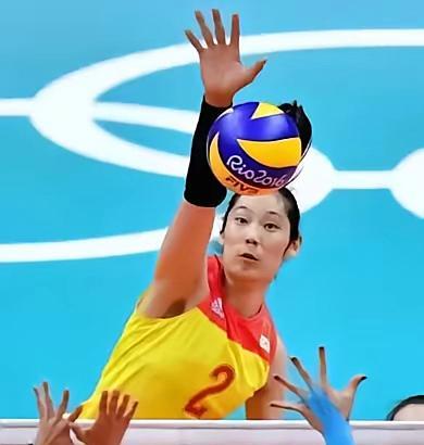蔡斌上任中国女排主教练，立即任命袁心玥为队长，摆明了不让前任队长朱婷回归了。但蔡