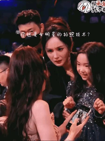 杨幂拍照真的太真实了就像现在的8090照片不p不美颜绝对不能出现在朋友圈