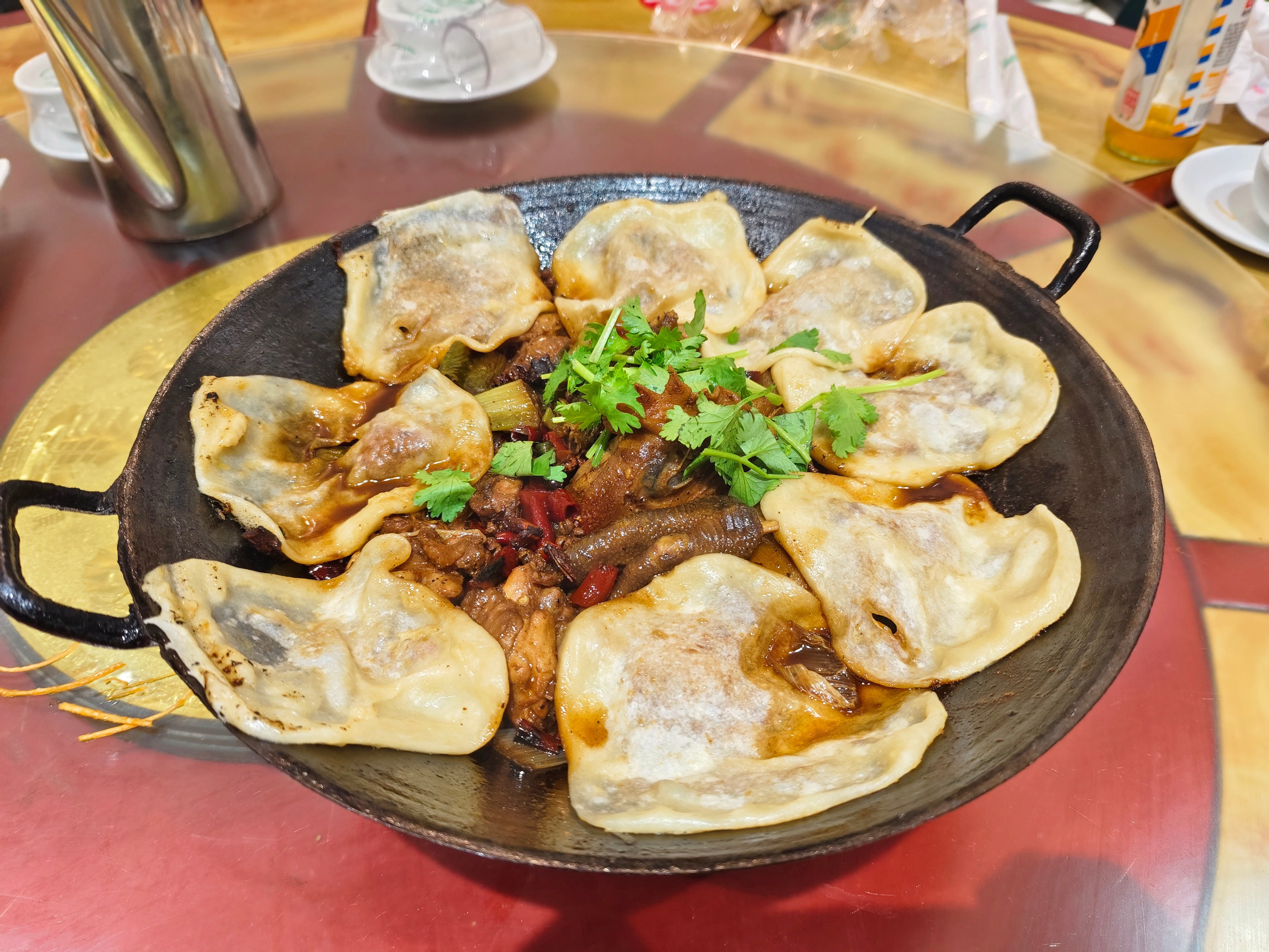 8点05落座，9点09地锅鸡才上桌，刚吃了一口，怎么说呢，鸡肉很嫩，味道其实就有