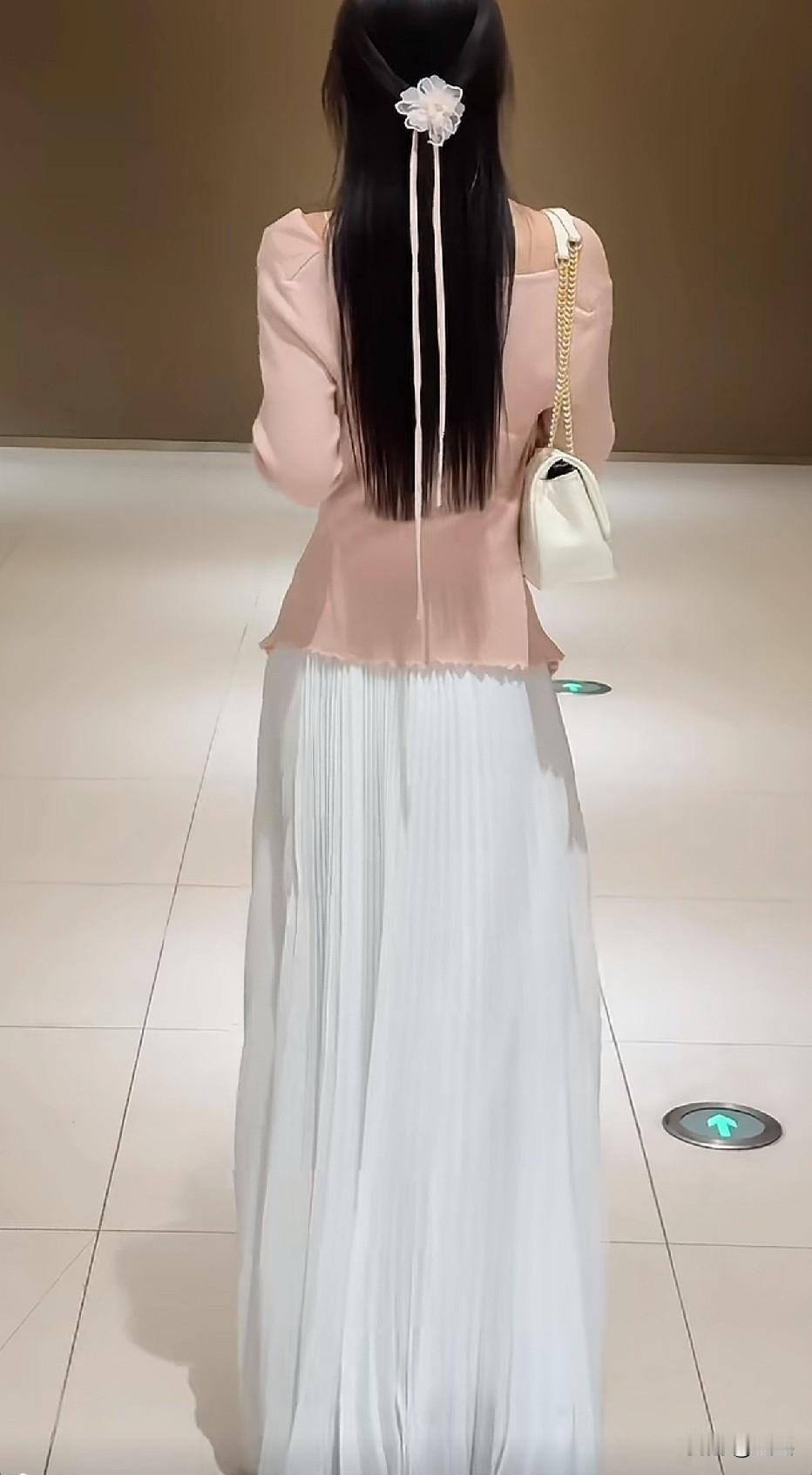 像极了高中时的语文老师，一样的纱裙一样的头发