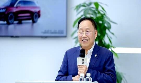 今天被问界的操作狠狠圈粉了。赛力斯超级工厂里，董事长张兴海直接和用户面对面唠