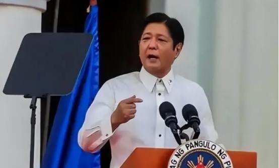 自从中国停止进口菲律宾香蕉，菲律宾香蕉协会的负责人愤怒地表示：“中国断了30万蕉