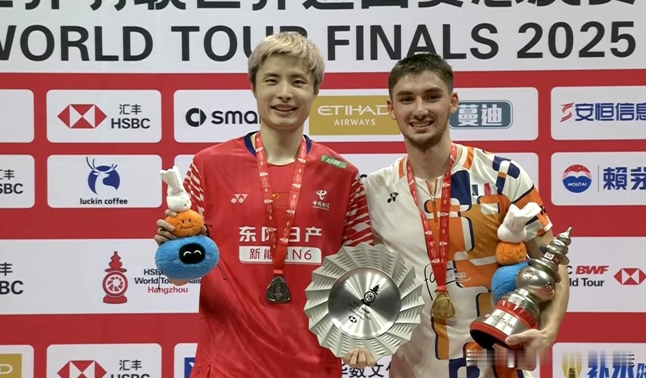 石宇奇0-2惨败，法国选手创国家历史羽毛球总决赛，男单八强球员最终排名，以及