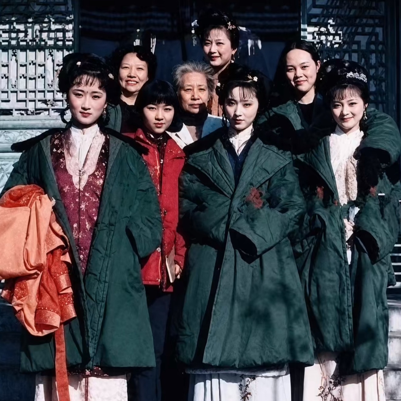 这是红楼梦剧组的部分演员的一张合照，因为赶着录制红楼梦电视剧，当时又处于冬天，拍