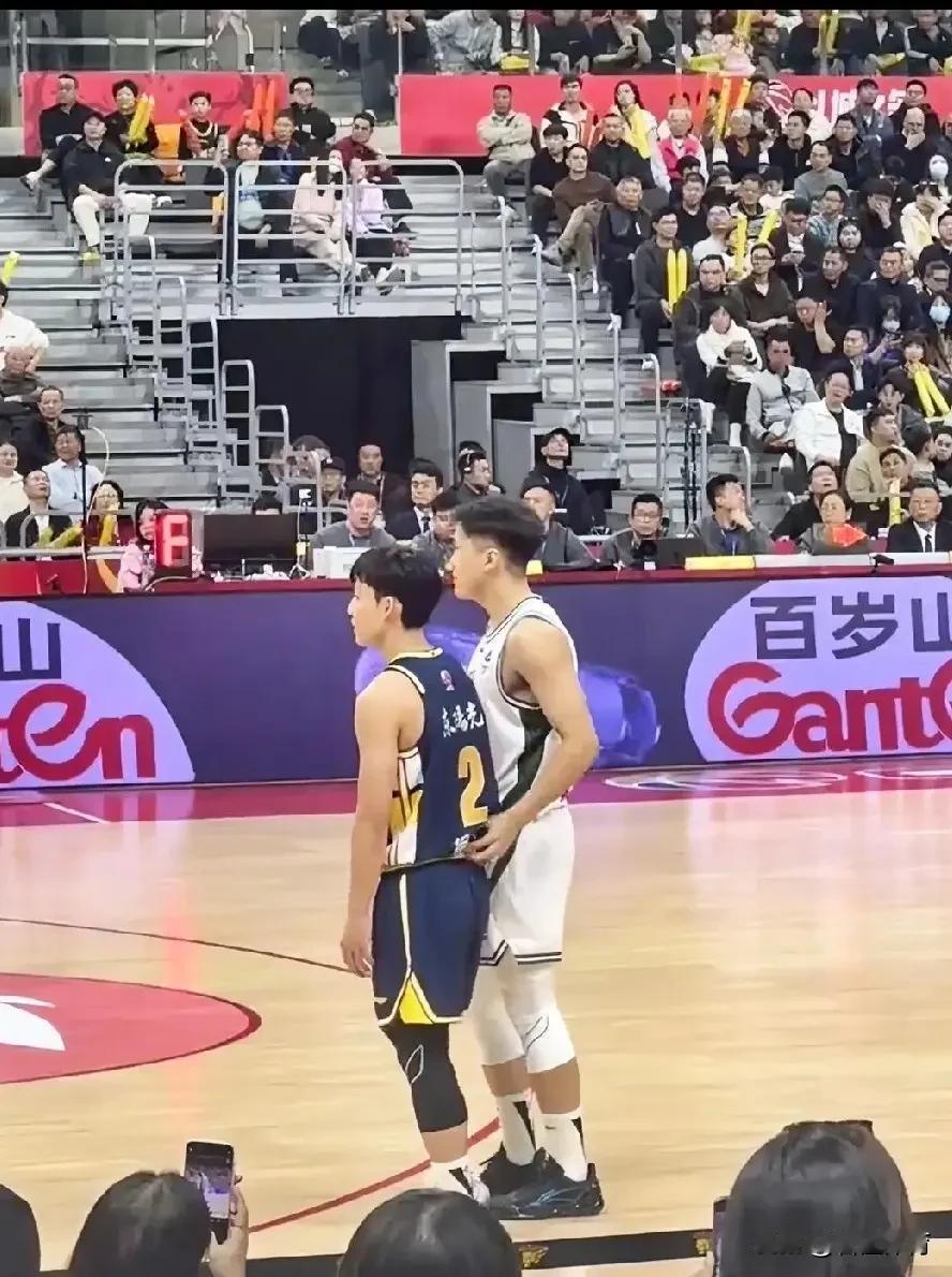 在黄荣奇和张文逸之间，杜锋为什么会选择留下张文逸？广东队新赛季这两项数据，或许可