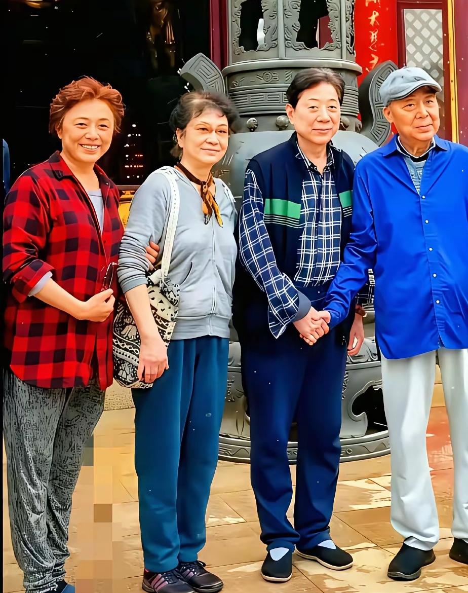 看到这张寺庙前的合影，心里满是唏嘘😭画面里是师胜杰夫妇和常贵田夫妇。谁能想到