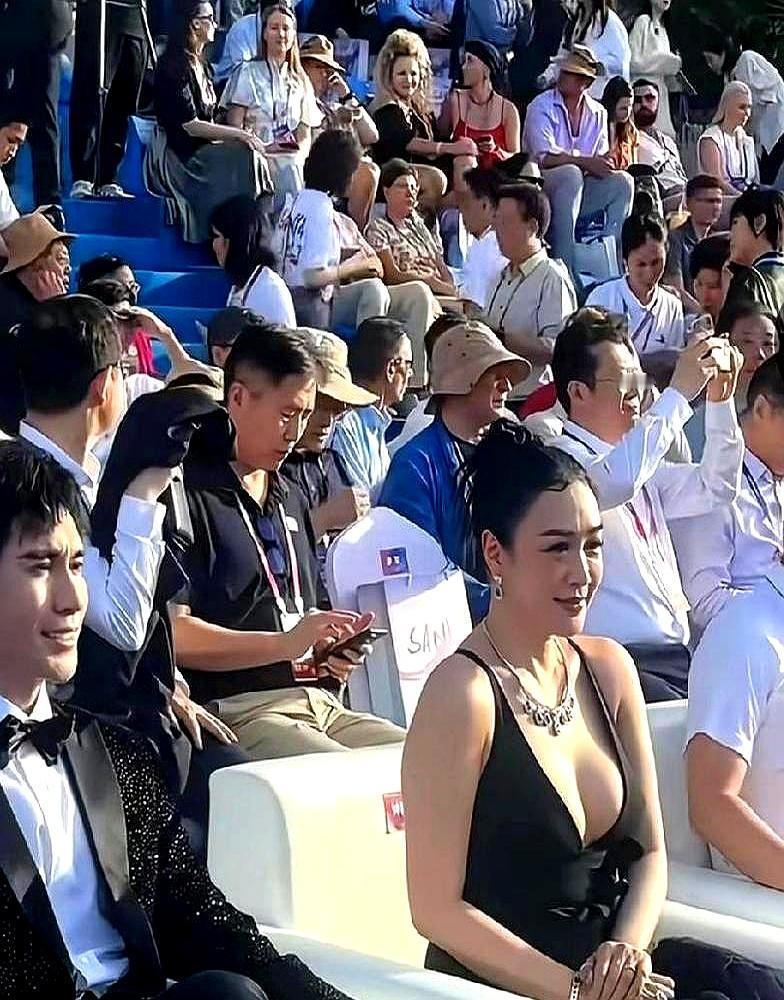 54岁穿深V，赘肉晃到全网炸锅三亚海风太狠，把滤镜全刮掉。钟丽缇腰间的肉、