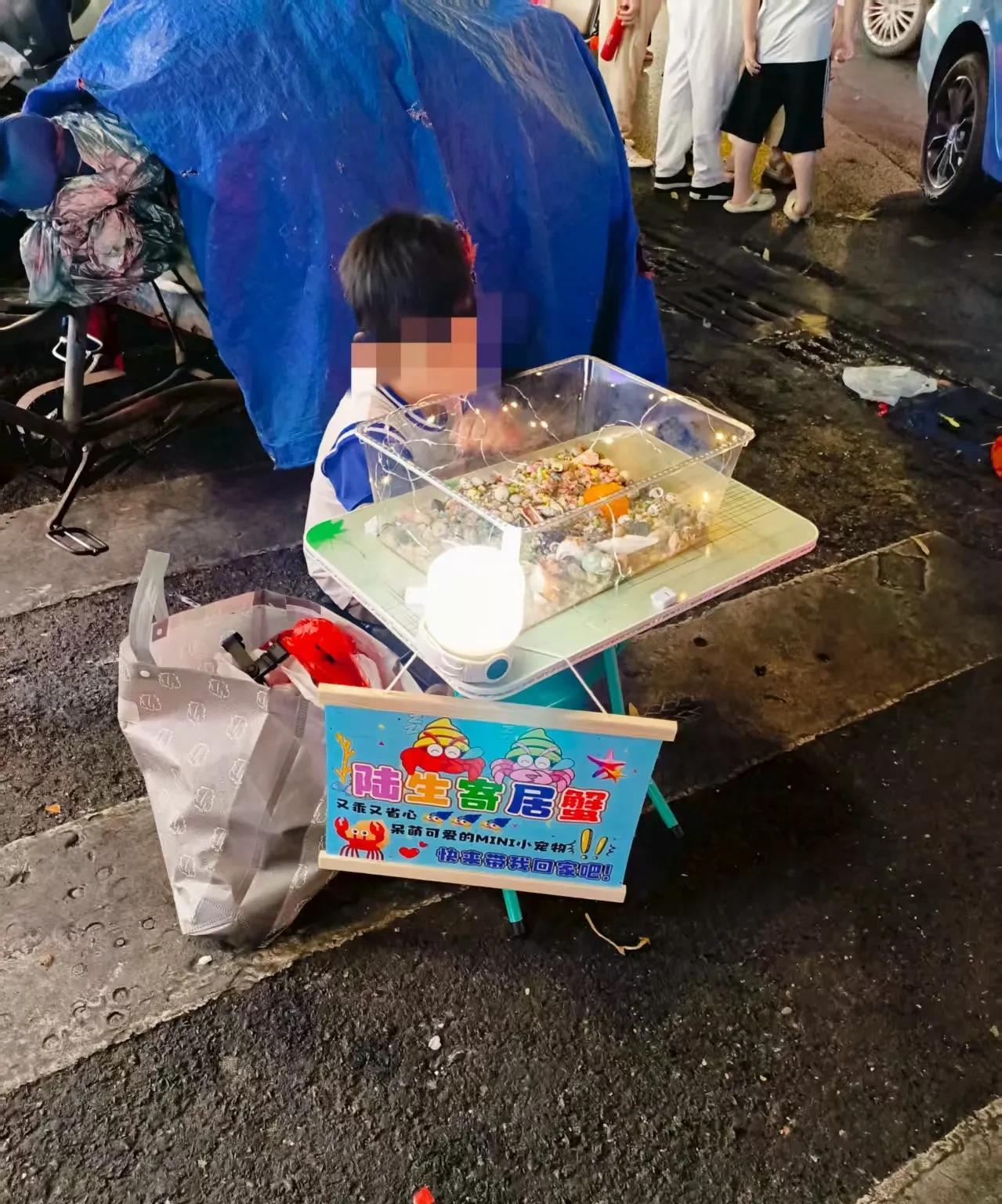 摆摊两天我发现一件事，男人要比女人大方。我在上个月24号就开始失业了，失业以来