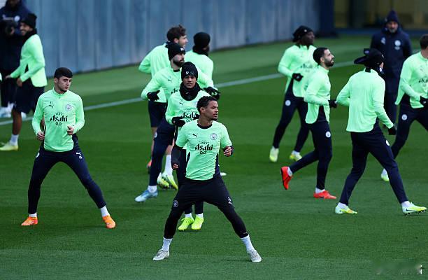 不管曼城踢得咋样，有一点特别值得英超其他豪门学习。每次欧冠比赛，瓜迪奥拉都会从梯