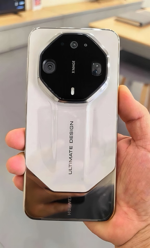炸了啊兄弟们，华为Mate90ProMax长这样。。。
