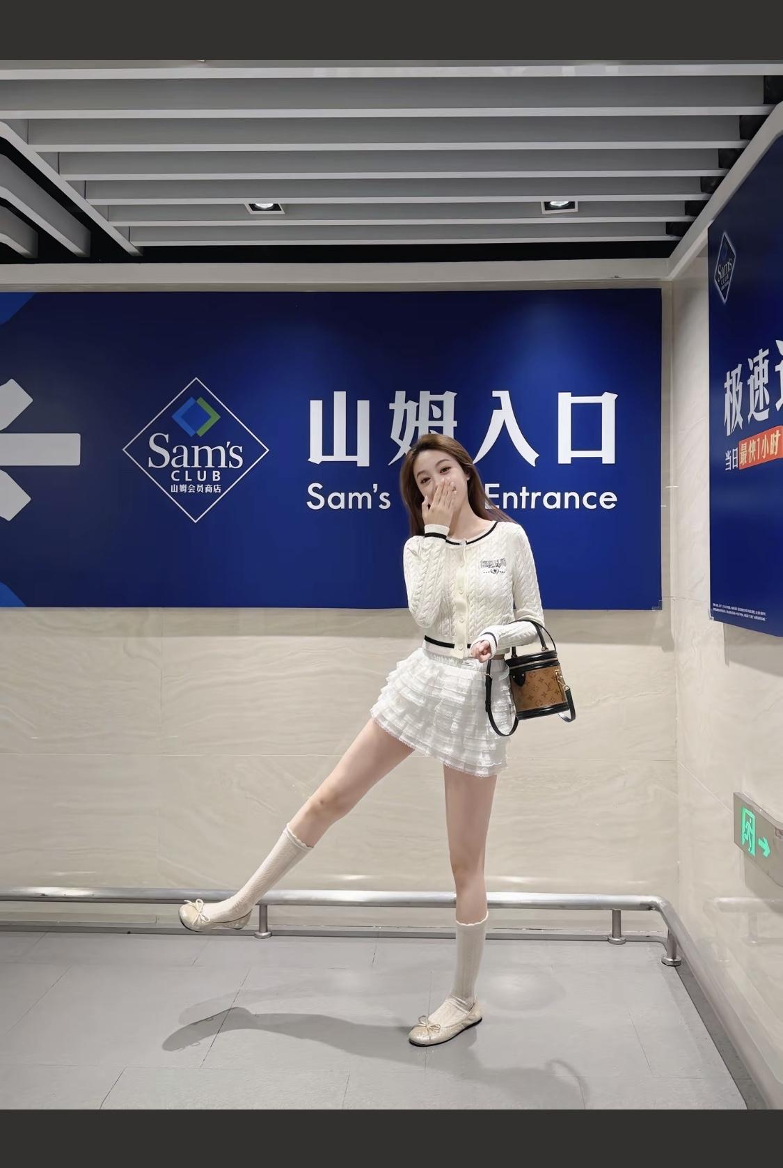 优雅出街，白色毛衣搭配短裙，轻松自在。