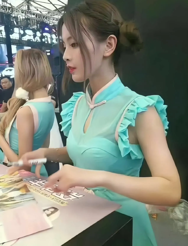 早期的杨超越​，这素人时期，先天条件太优越了，这惊为天人(夸张）的身材比例啊