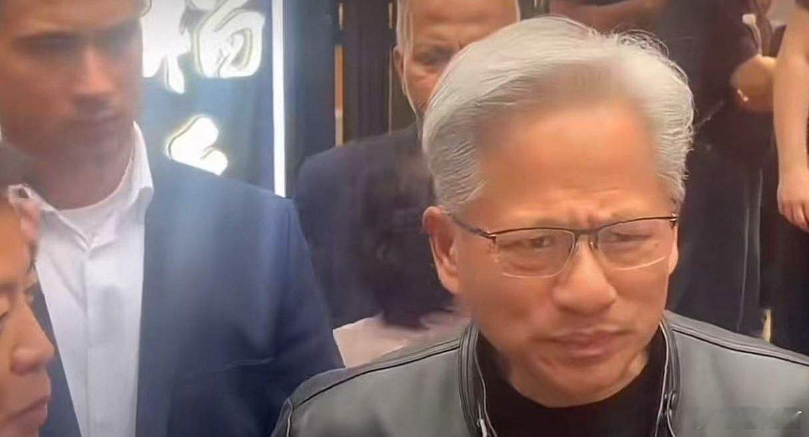 美国记者喝北京豆汁的表情说到北京的特色，除了建筑、科技，地道美食绝对不能少，而豆