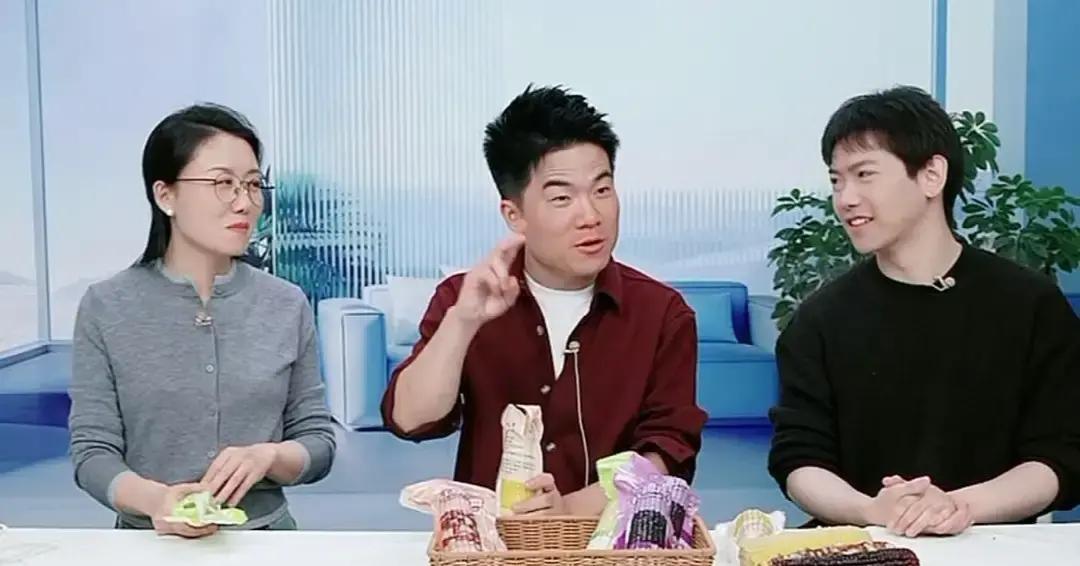 被问更爱自家娃还是外甥女？董宇辉一句话把全场逗疯了！直播那天他穿件利落的深红