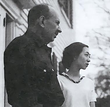 1956年3月，纽约还在倒春寒里，麦克道威尔文艺营却迎来了两位特殊的住客。36岁