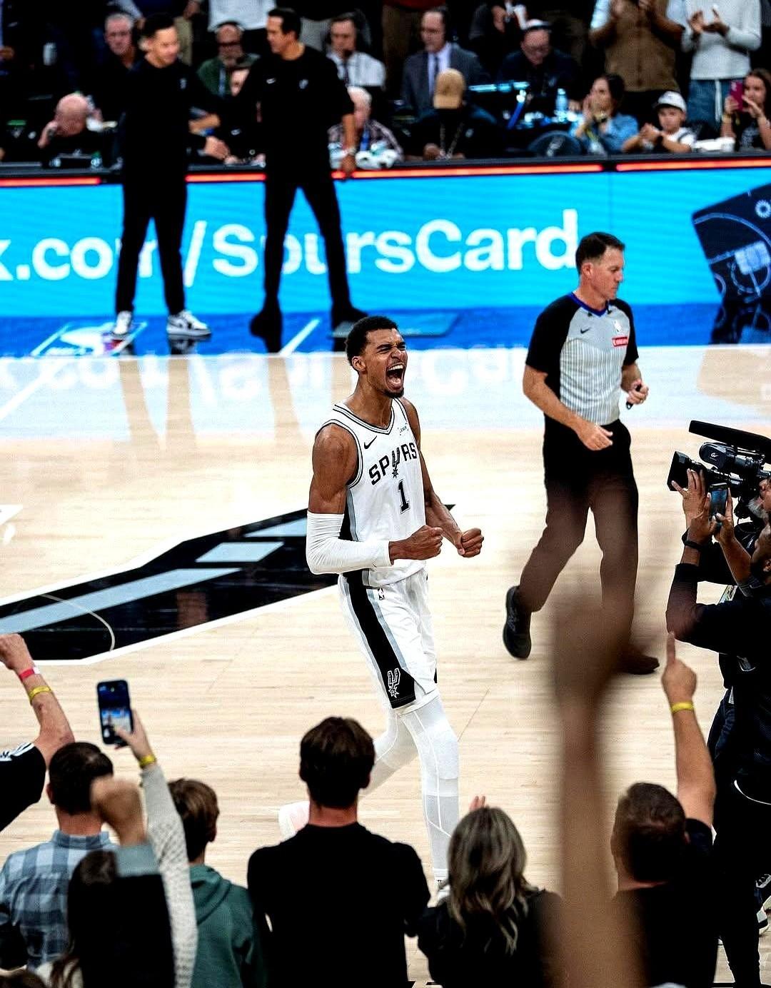 他坐着赚分，马刺赢麻了。21岁王牌主动打替补，这才是顶级球商。文班亚马一坐板凳