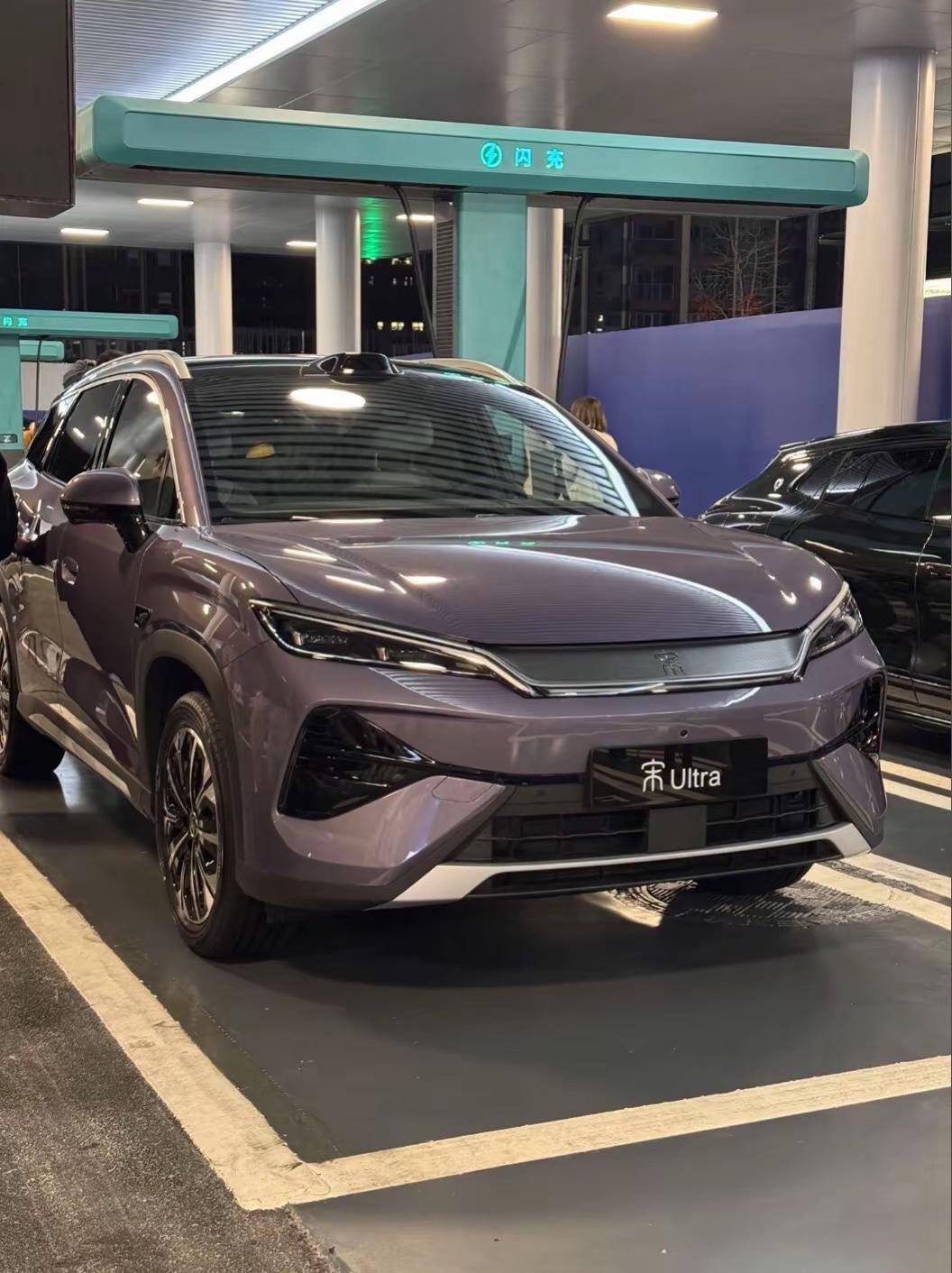 谁懂啊！比亚迪这抹烟岚紫真的美。作为王朝网B级纯电SUV龙颜美学＋悬浮车顶+贯