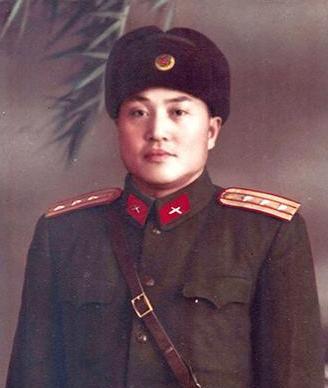 1942年，侦察股长凌少农，私下向日本人购买布料，对方说：“你看起来像军人？”凌