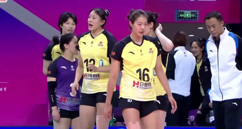 江苏和天津女排均面临边攻手五音不全的不利局面。边攻注重身高和力量，纵观排超各队