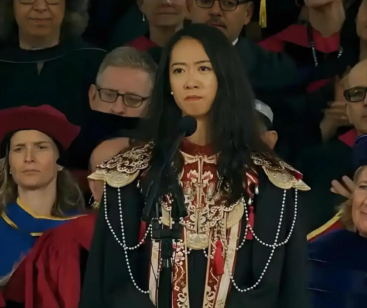 蒋雨融在哈佛毕业演讲时为何会引起如此大的争议？别人的云肩都很漂亮，她怎么穿出