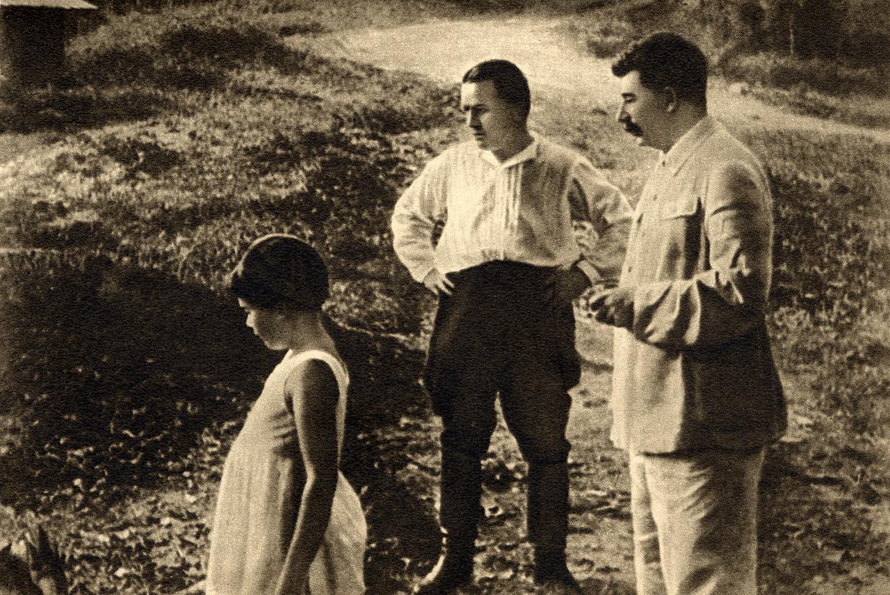 【大清洗的开始】1934年1月苏共17届党代表大会上，基洛夫上台发言，按照当时