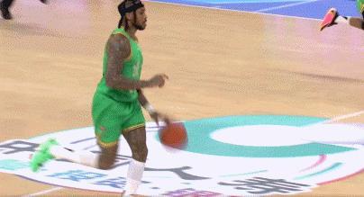 莫兰德臭不要脸，突破一把推倒贾尔斯，谁说这球很威风呢？就莫兰德而言，是不是穿