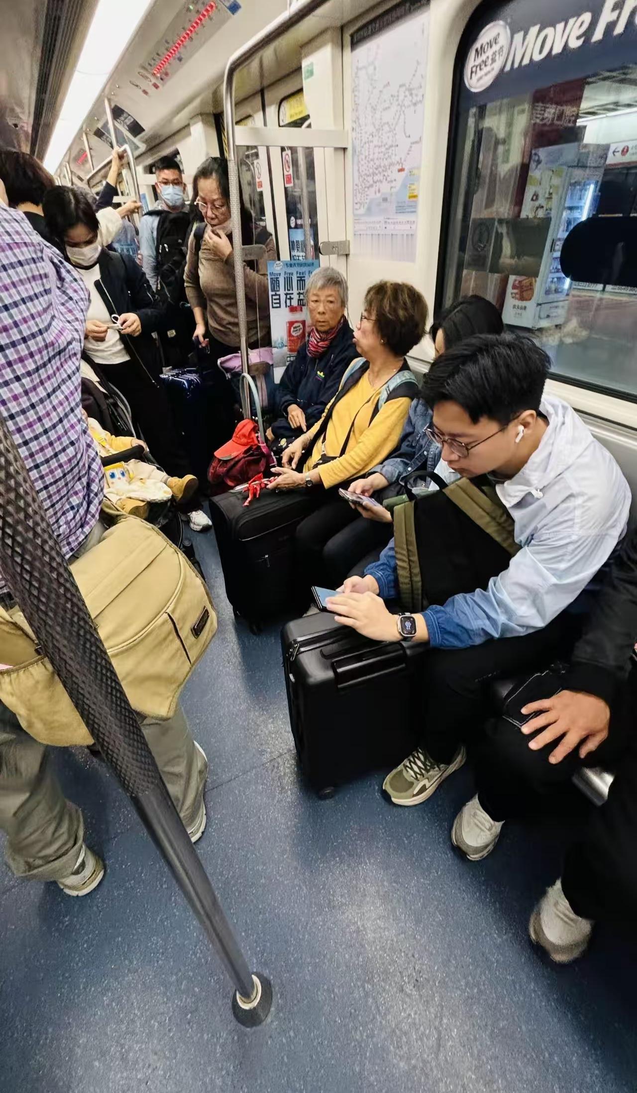 深圳地铁4号线福民站，挤满了北上的香港中老年人。我感觉到香港有些人很冷漠，第一次