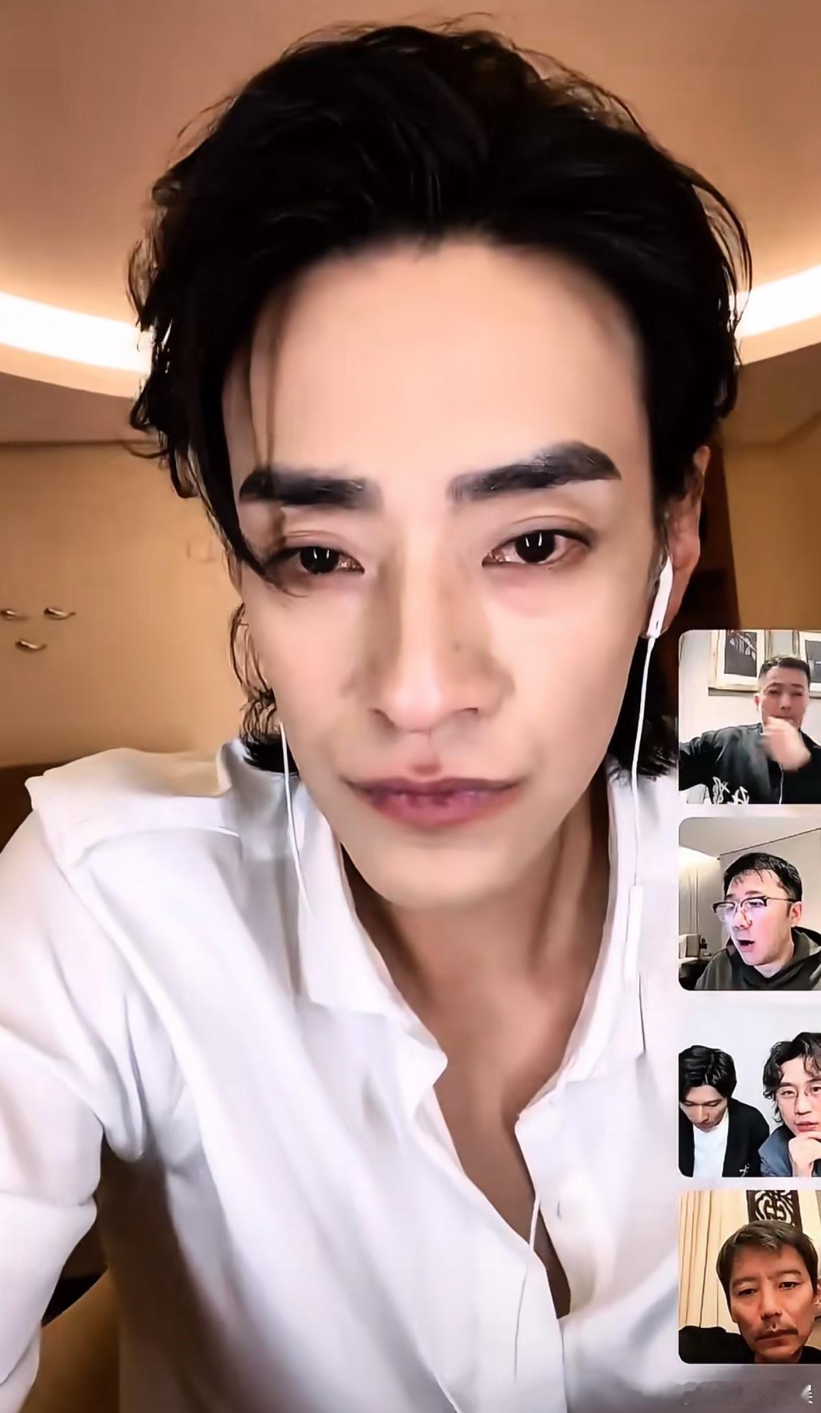 为什么郑云龙的眼睛像是哭过一样，难道这就是看狗都深情的眼睛吗