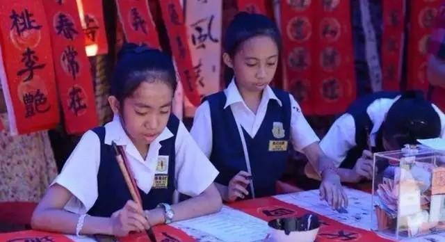 马来西亚建国的时候，华人占近一半，而且还有钱，但为什么会输给马来人了？两个原因：