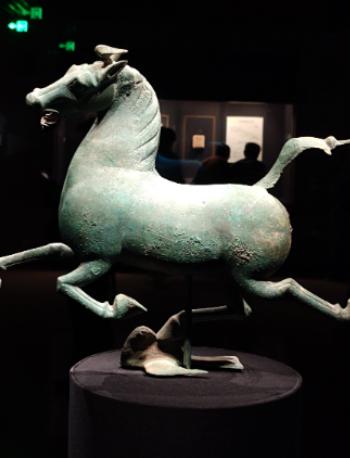 1969年，甘肃村民挖防空洞时，突然挖出了一面砖墙，撬开后，发现里面有个黑乎乎的